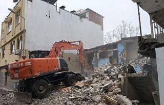 Akdeniz’de iki metruk bina kontrollü şekilde yıkıldı