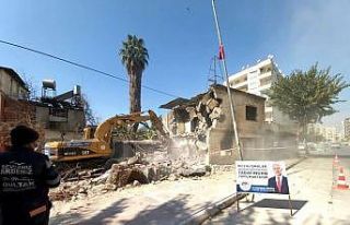 Akdeniz’de metruk bina kontrollü şekilde yıkıldı