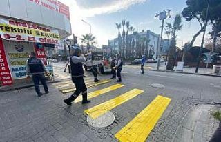 Akhisar’da yaya geçitleri ve ’önce yaya’ ikonları...