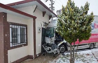 Aksaray’da çarpışan kamyonetlerden biri muhtarlığa...