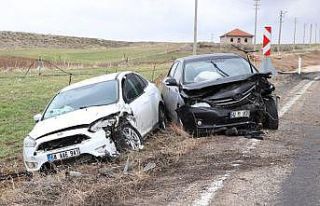 Aksaray’da iki otomobil çarpıştı: 1’i bebek...