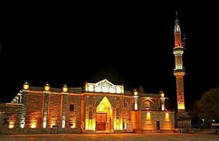 Aksaray’da tarihi Ulu Cami’de yapılan ışıklandırma...