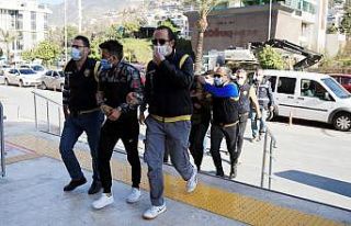 Alanya’da fuhuş çetesi çökertildi