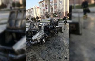 Alev alan otomobil kullanılamaz hale geldi