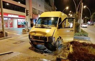 Alkollü sürücü ışıkta bekleyen otomobile çarptı