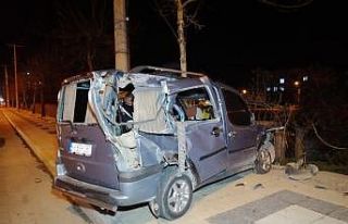 Alkollü sürücü önce kamyona sonra demir çitlere...