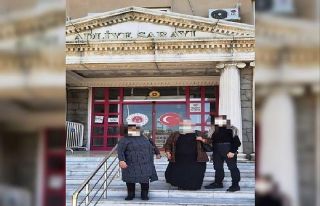 Altın kolye hırsızları yakalandı