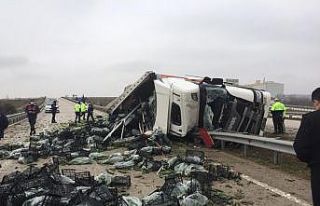 Amasya’da sebze yüklü tır devrildi: 2 ölü