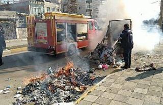 Ambalaj atığı toplama aracı yandı