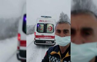 Ambulans karda mahsur kaldı