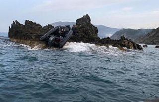 Anamur’da kayalara çarpan mülteci botu battı