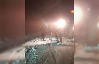 Aniden bastıran kar yağışında köy yolunda mahsur...