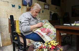 Annesinden öğrendiği goblen sanatıyla hayata tutunuyor