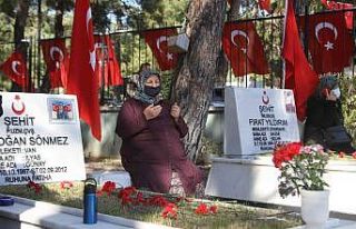 Antalya şehitliğinde duygusal anlar