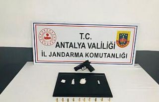 Antalya’da jandarmadan uyuşturucu baskını