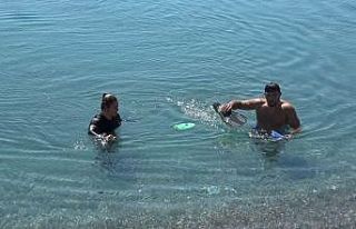 Antalya’da karlı dağların gölgesinde deniz keyfi