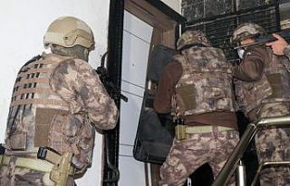 Antalya’da zehir tacirlerine şafak operasyonu