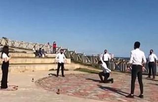 Antalya’da zeybekli evlilik teklifi