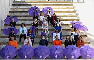 Antalyalı kadınlar mor şemsiye altında buluşuyor