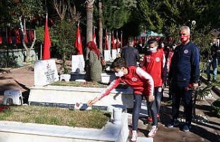 Antalyaspor U12 takımı 18 Mart sebebiyle Şehitliği...