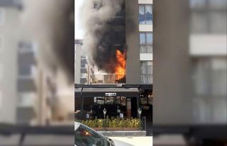 Apartmanda çıkan yangında dumanlar binayı sararken,...