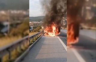 Araç otobanda aniden alev aldı, canlarını zor...