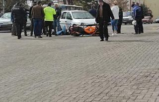 Aracın çarptığı motosiklet sürücüsü yaralandı