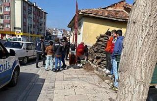 Aracın içinden kanlar içinde çıkan kadın ortalığı...