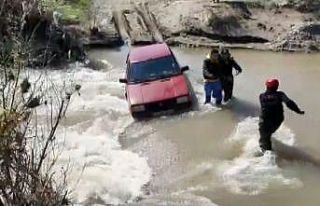 Araçlarıyla çayda mahsur kalan iki kişi kurtarıldı
