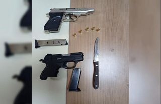 Aranan şahıs 2 adet silah ve bıçak bulunan araçta...