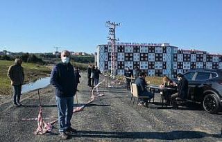 Arazisinden geçen yolu trafiğe kapatan hissedarlara...