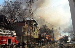 Artvin’in Yusufeli ilçesi Dereiçi köyünde yangın