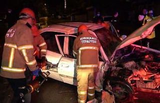 Aşırı hız yapan otomobil duvara çarptı: Ekipler...