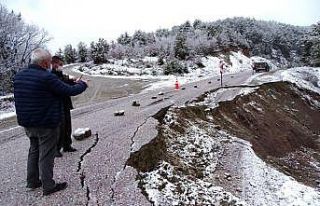 Aşırı yağışlar nedeniyle yolda göçük ve derin...