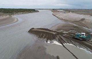 Atıkla kirlenen Karataş sahilleri drone ile görüntülendi