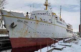 Atıl durumundaki feribot, yüzen otel oluyor