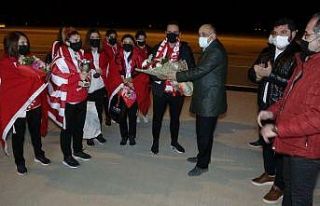 Avrupa şampiyonu özel sporculara havalimanında...