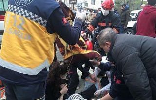 Ayağı motosikletin jantına sıkışan genç kız...