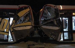 Aynı rayda giden iki tramvay çarpıştı: 2 yaralı