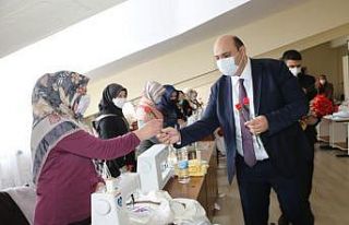 Aziziye’de karanfilli 8 Mart sürprizi