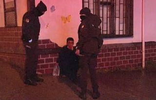 Babası uyuduktan sonra otomobilin anahtarını alan...