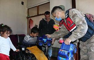 Babasının sırtında taşıdığı Batuhan’a jandarmadan...