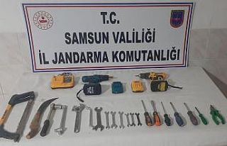 Bafra’da eski tütün deposunun çatısını sökmeye...