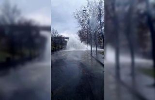 Bağcılar’da su borusu patladı, oluşan çukura...