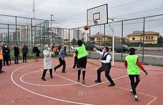 Bağlar Belediye Başkanı Beyoğlu, çocuklarla basketbol...