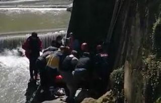 Bahçede çalışırken dere yatağına düşen kadın...