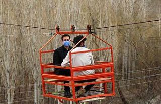 Bahçelerine Karadeniz usulü teleferikle ulaşıyorlar