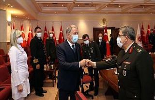 Bakan Akar sağlık çalışanlarının 14 Mart Tıp...