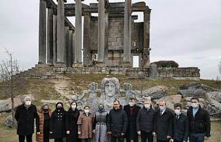 Bakan Kasapoğlu Aizanoi Antik Kenti’ni ziyaret...
