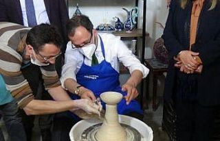 Bakan Kasapoğlu çini çarkı başında